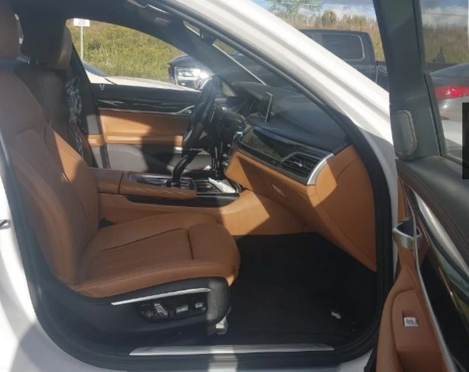 BMW 750 G11 / 4.4 V8 /M paket , снимка 6 - Автомобили и джипове - 53966196