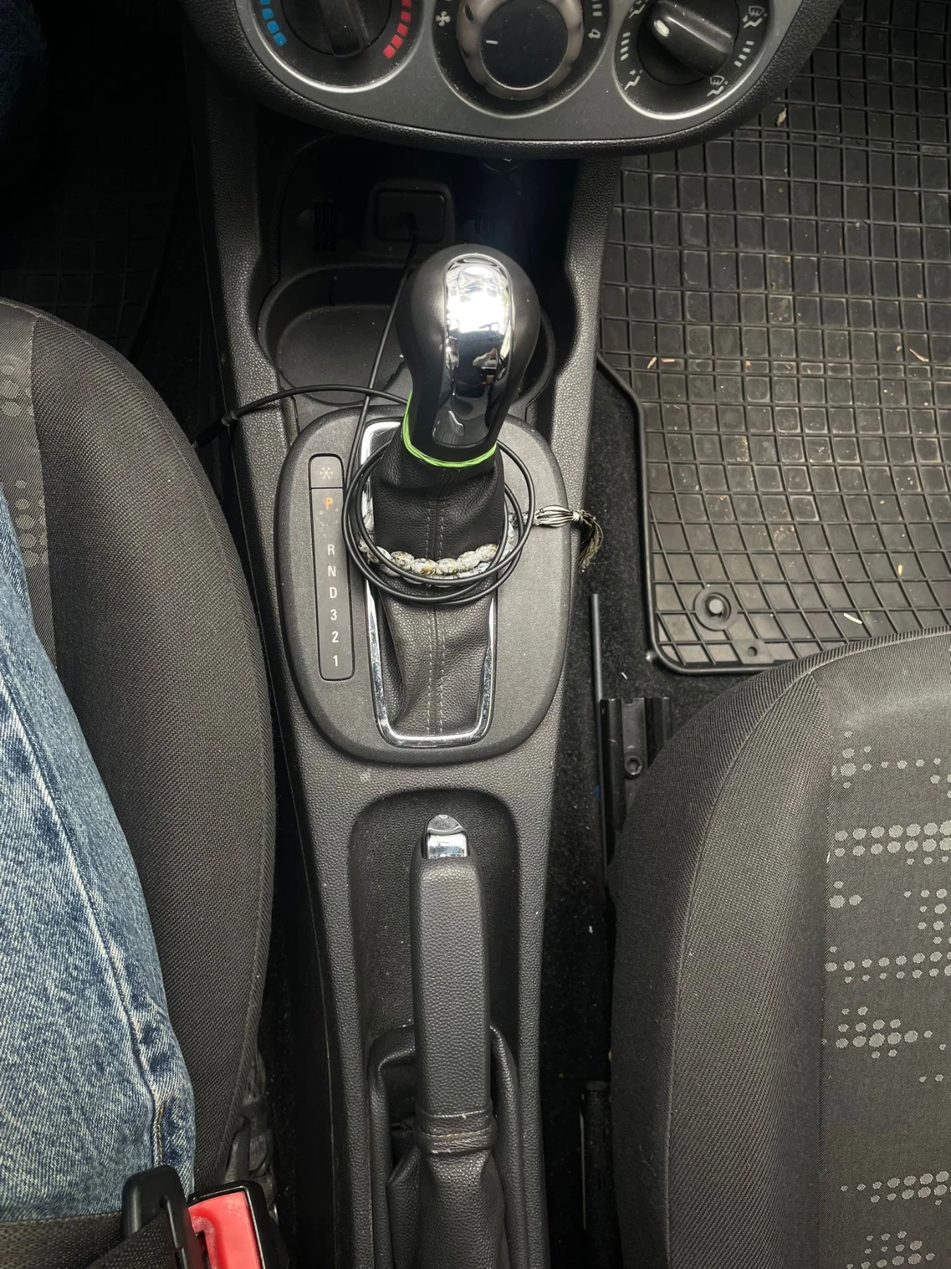 Opel Corsa 1.2 Бензин Автоматик, снимка 3 - Автомобили и джипове - 54646485