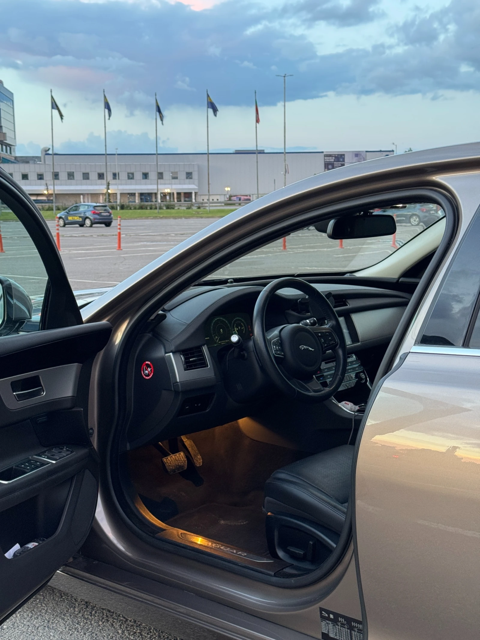 Jaguar Xf 2.0d RWD x260, снимка 3 - Автомобили и джипове - 55157537