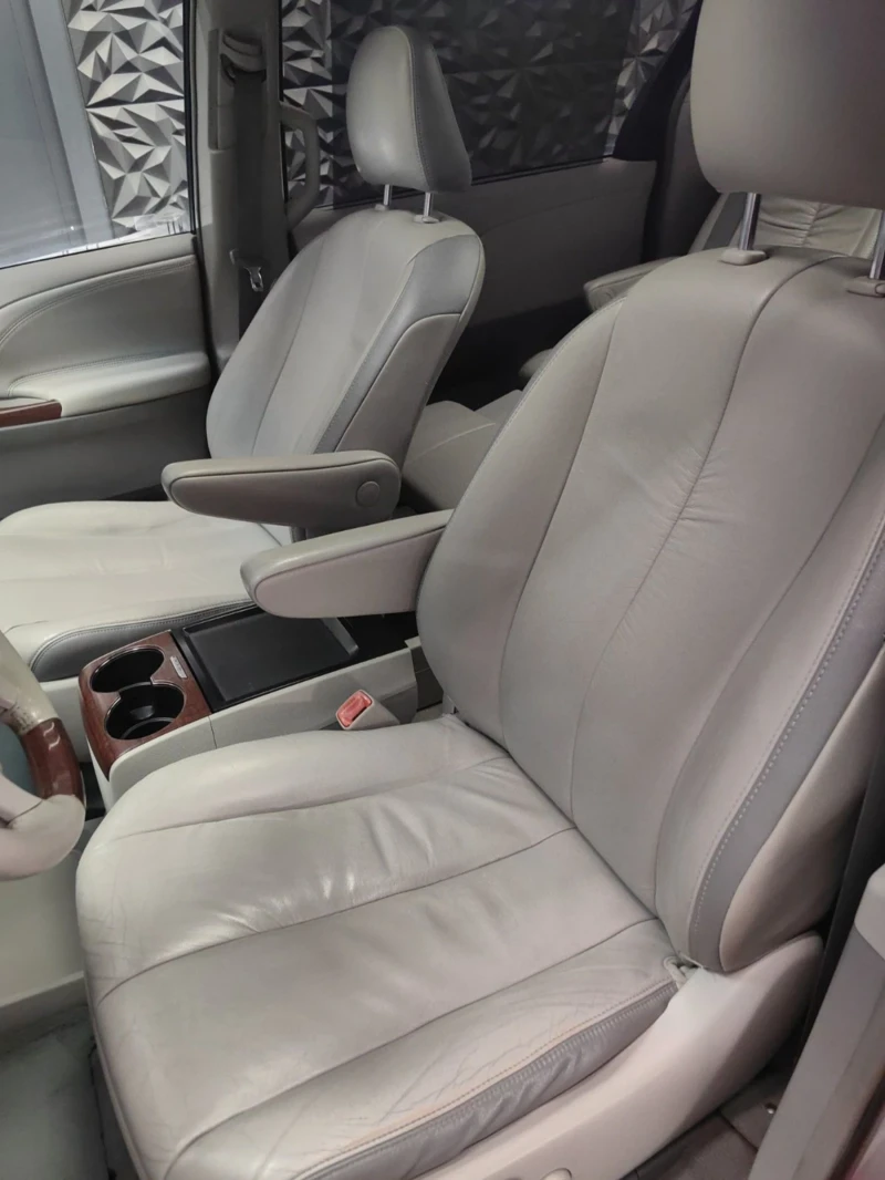 Toyota Sienna 3.5* АВТОМАТ* ПАНОРАМА* TV* ПОДГРЕВ* JBL* CAM* TEM, снимка 7 - Автомобили и джипове - 51593929