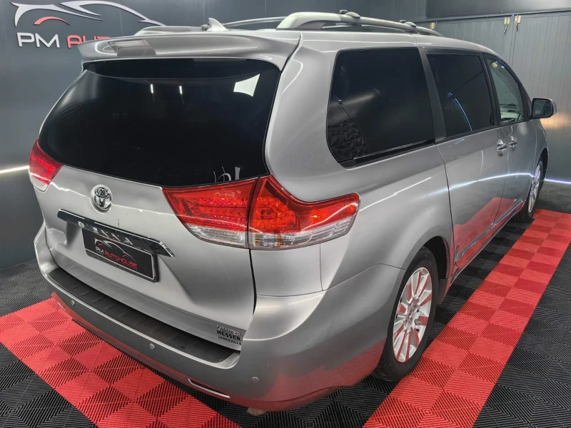 Toyota Sienna 3.5* АВТОМАТ* ПАНОРАМА* TV* ПОДГРЕВ* JBL* CAM* TEM, снимка 4 - Автомобили и джипове - 51593929