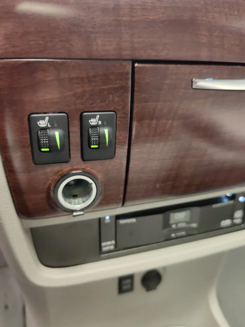 Toyota Sienna 3.5* АВТОМАТ* ПАНОРАМА* TV* ПОДГРЕВ* JBL* CAM* TEM, снимка 14 - Автомобили и джипове - 51593929