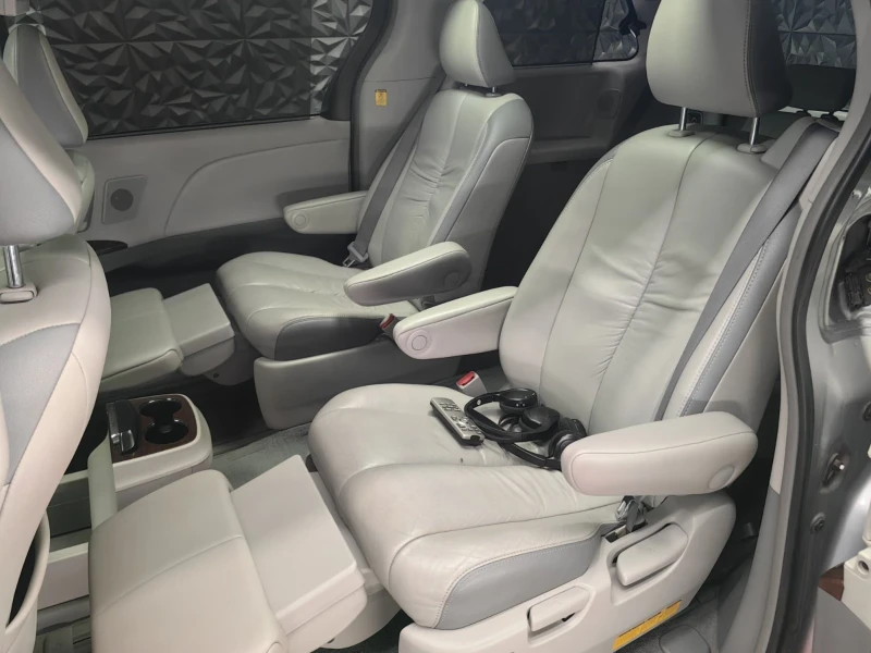 Toyota Sienna 3.5* АВТОМАТ* ПАНОРАМА* TV* ПОДГРЕВ* JBL* CAM* TEM, снимка 5 - Автомобили и джипове - 51593929