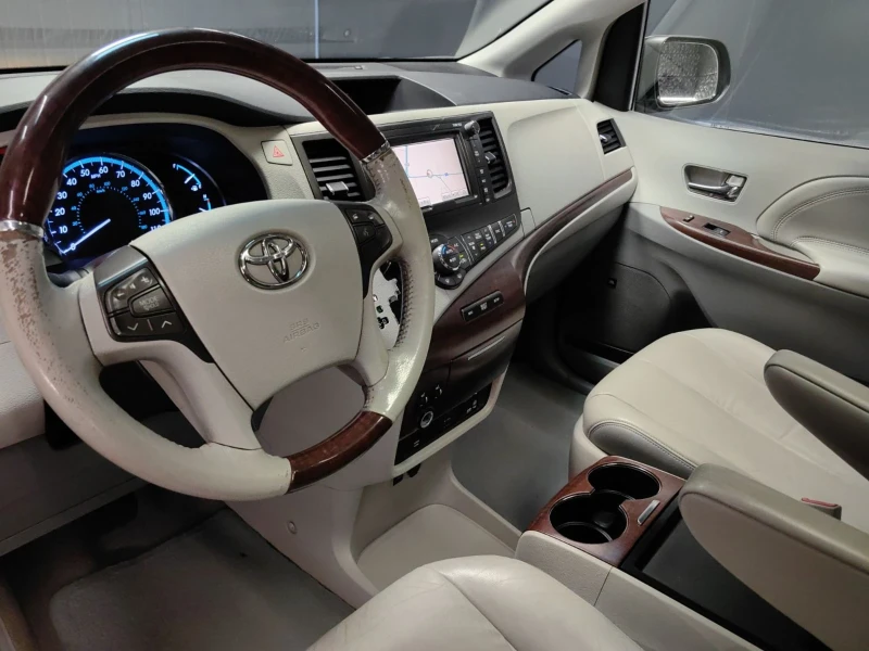 Toyota Sienna 3.5* АВТОМАТ* ПАНОРАМА* TV* ПОДГРЕВ* JBL* CAM* TEM, снимка 13 - Автомобили и джипове - 51593929