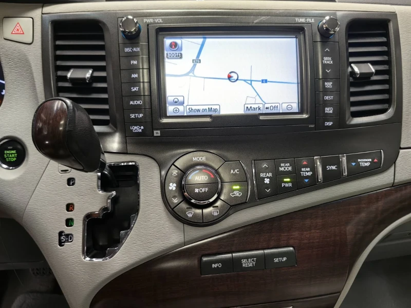 Toyota Sienna 3.5* АВТОМАТ* ПАНОРАМА* TV* ПОДГРЕВ* JBL* CAM* TEM, снимка 11 - Автомобили и джипове - 51593929