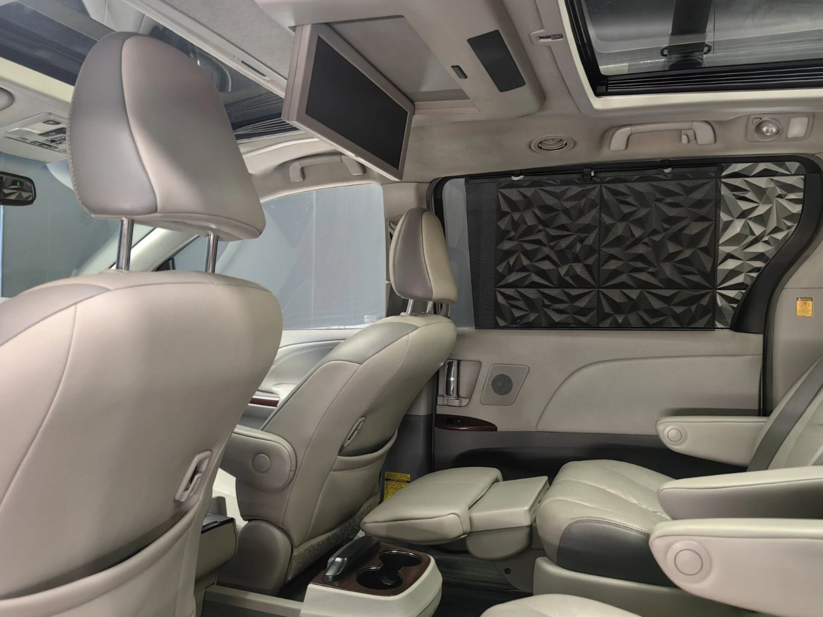 Toyota Sienna 3.5* АВТОМАТ* ПАНОРАМА* TV* ПОДГРЕВ* JBL* CAM* TEM - изображение 6
