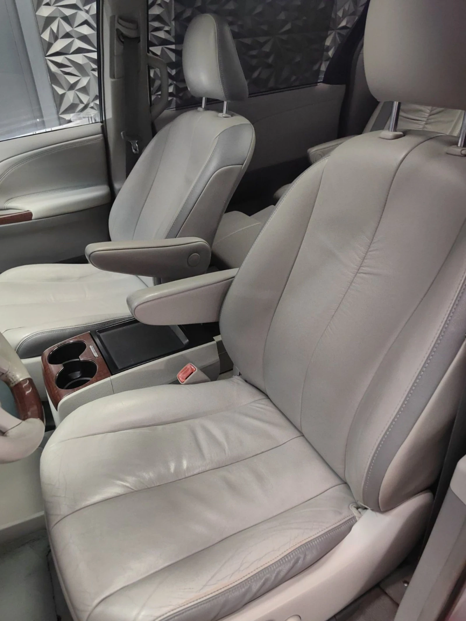 Toyota Sienna 3.5* АВТОМАТ* ПАНОРАМА* TV* ПОДГРЕВ* JBL* CAM* TEM - изображение 7