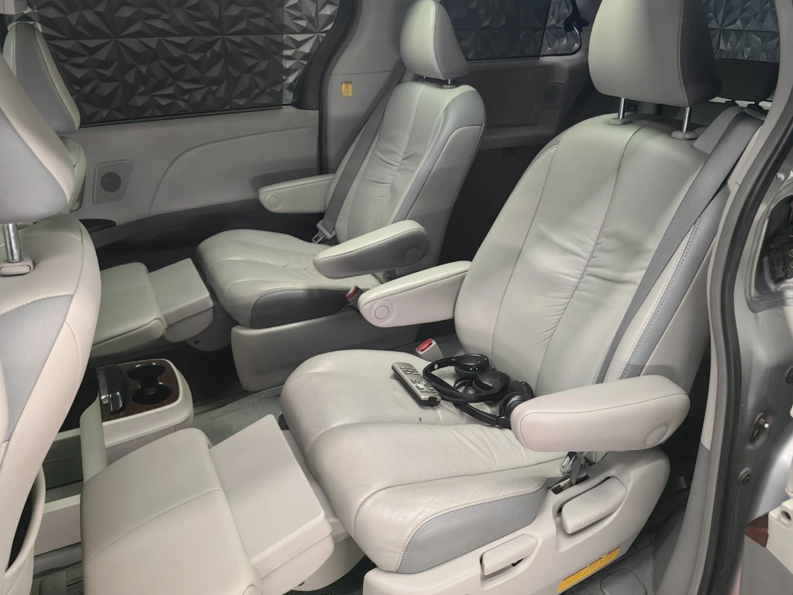 Toyota Sienna 3.5* АВТОМАТ* ПАНОРАМА* TV* ПОДГРЕВ* JBL* CAM* TEM - изображение 5
