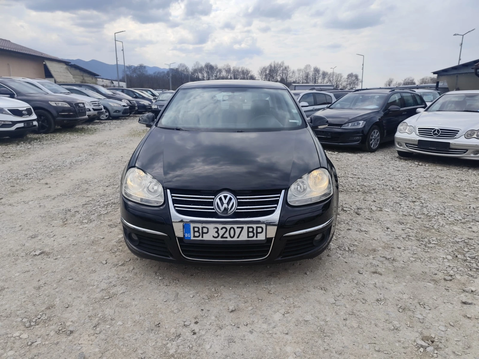 VW Jetta 1.9 дизел 105 кс. Автомат, снимка 2 - Автомобили и джипове - 54057436