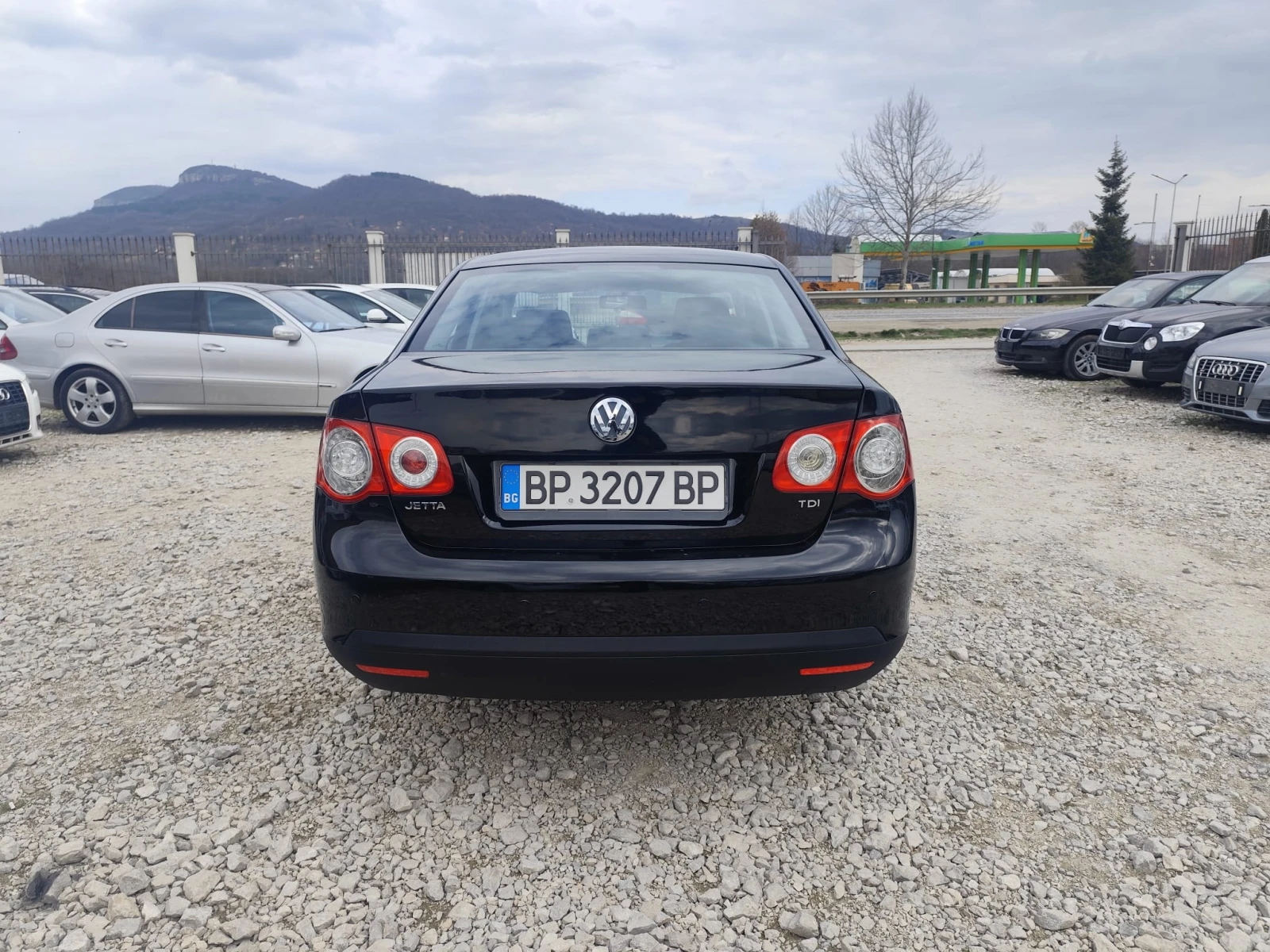 VW Jetta 1.9 дизел 105 кс. Автомат, снимка 6 - Автомобили и джипове - 54057436