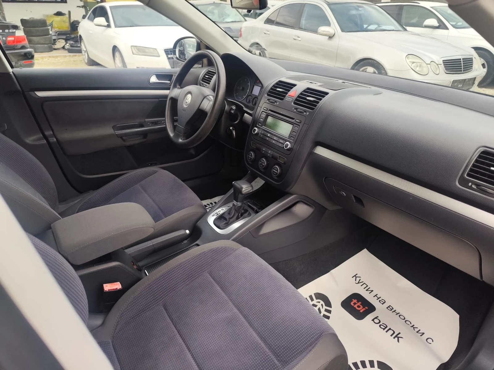 VW Jetta 1.9 дизел 105 кс. Автомат, снимка 12 - Автомобили и джипове - 54057436