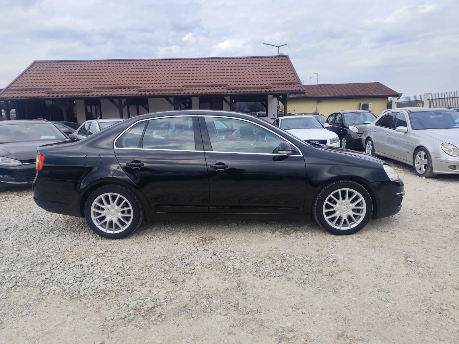 VW Jetta 1.9 дизел 105 кс. Автомат, снимка 4 - Автомобили и джипове - 54057436