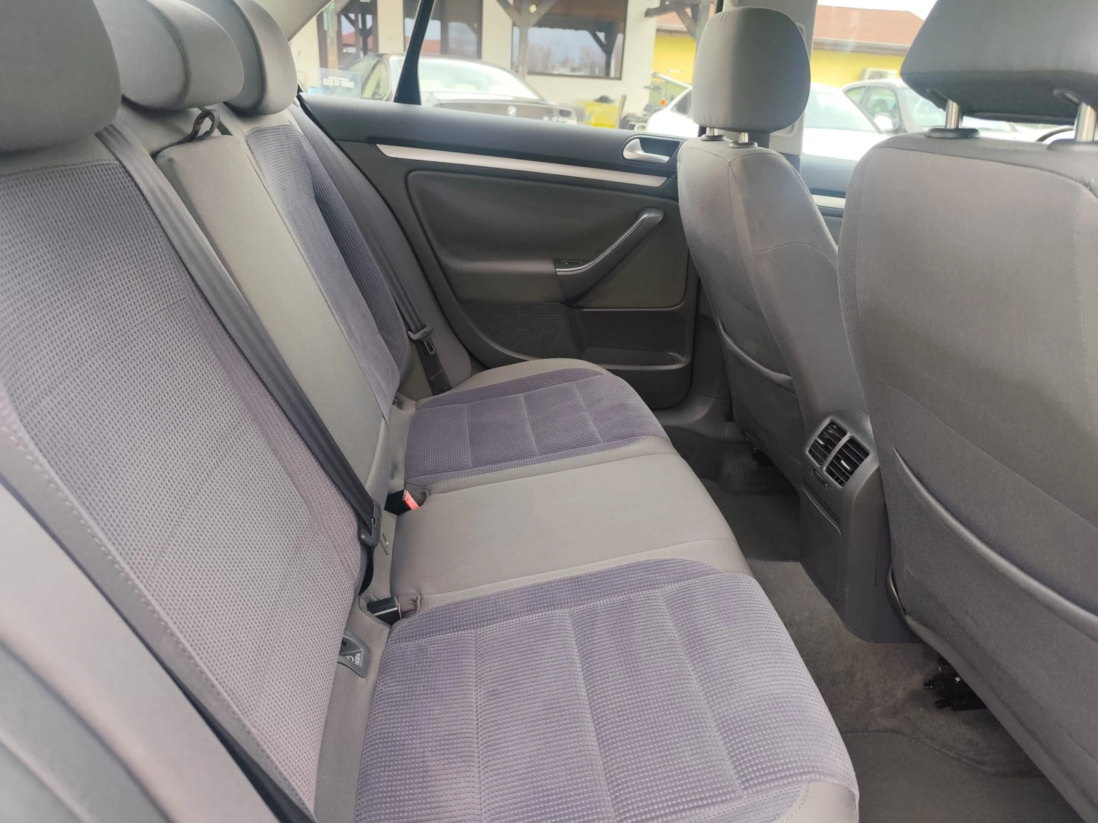 VW Jetta 1.9 дизел 105 кс. Автомат, снимка 14 - Автомобили и джипове - 54057436