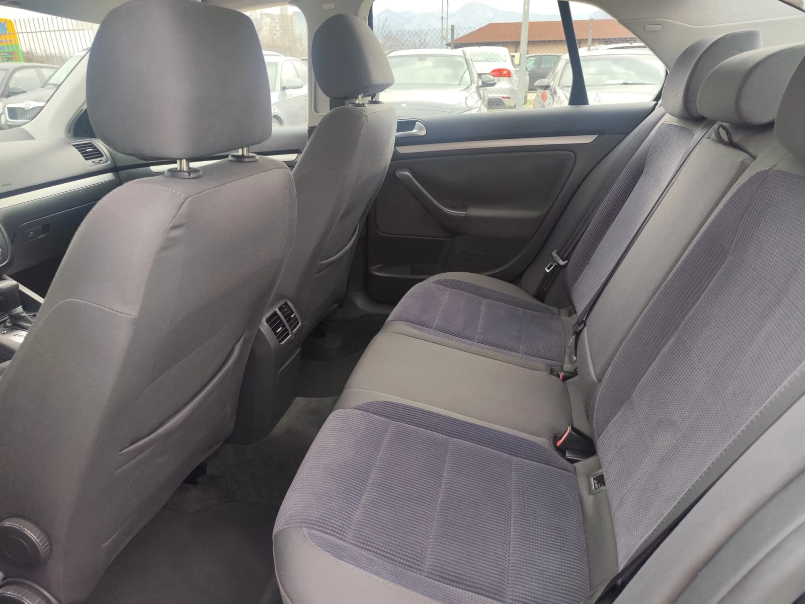 VW Jetta 1.9 дизел 105 кс. Автомат, снимка 13 - Автомобили и джипове - 54057436