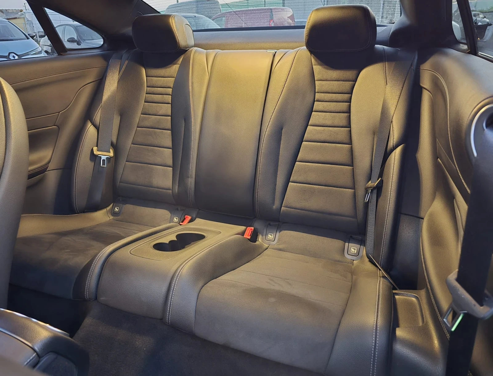 Mercedes-Benz E 220 AMG* 4MATIC* PANORAMA* 360 CAMERA* BURMESTER* FULL, снимка 14 - Автомобили и джипове - 54170612