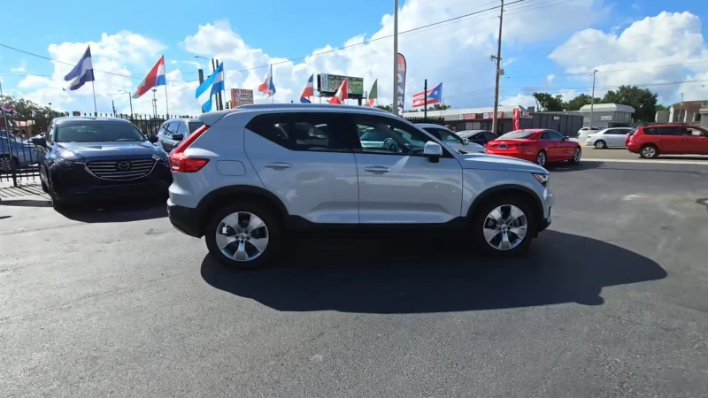 Volvo XC40 Momentum, снимка 2 - Автомобили и джипове - 47420149