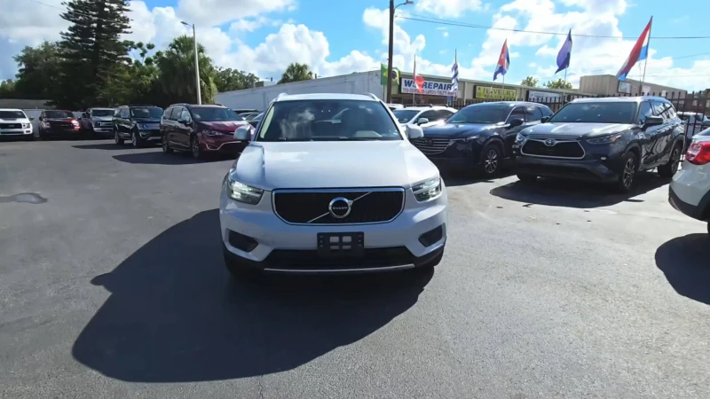 Volvo XC40 Momentum, снимка 1 - Автомобили и джипове - 47420149