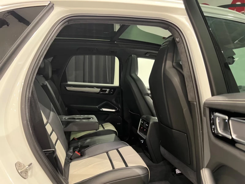 Porsche Cayenne TURBO/SPORT/549HP/CHRONO/PANO/CARPLAY/DIGITAL/412f, снимка 12 - Автомобили и джипове - 51061202