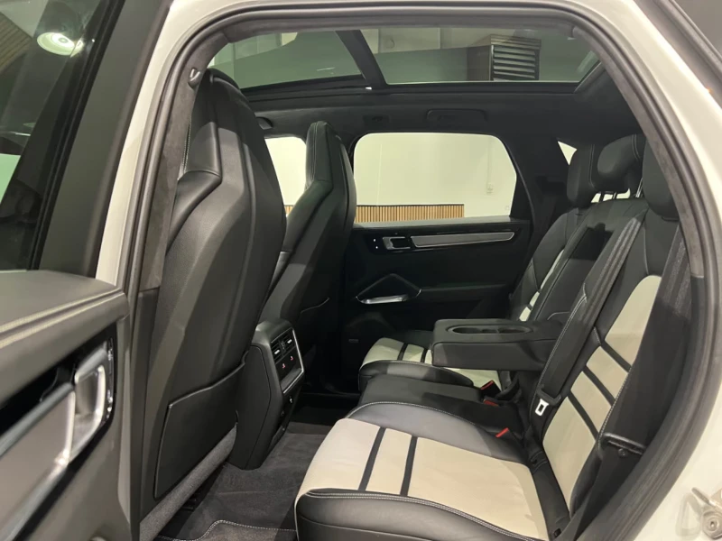 Porsche Cayenne TURBO/SPORT/549HP/CHRONO/PANO/CARPLAY/DIGITAL/412f, снимка 13 - Автомобили и джипове - 51061202
