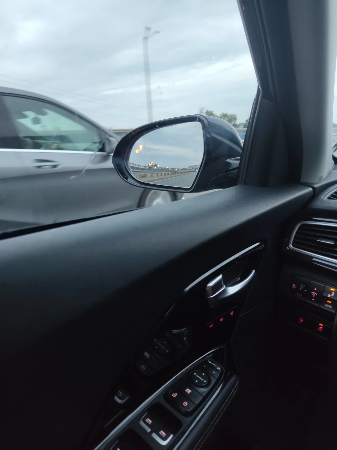 Kia Niro 65KWh EXECUTIVE LINE/SOH100%/JBL/ТЕРМОПОМПА, снимка 8 - Автомобили и джипове - 55172469