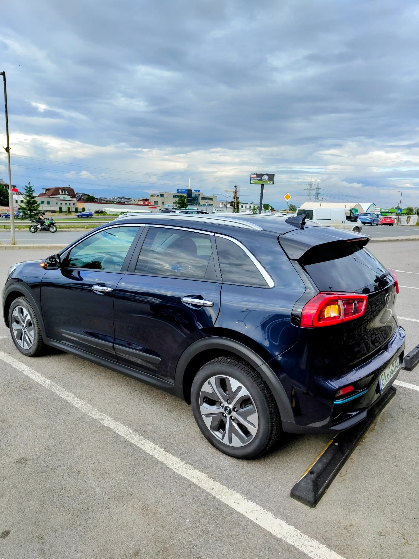 Kia Niro 65KWh EXECUTIVE LINE/SOH100%/JBL/ТЕРМОПОМПА, снимка 4 - Автомобили и джипове - 55172469