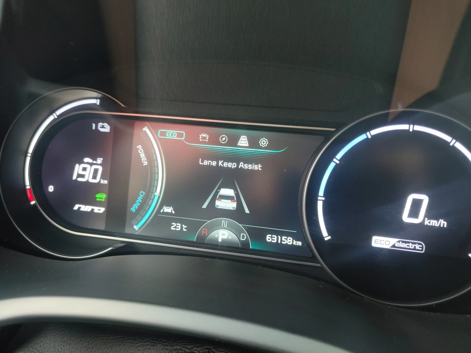Kia Niro 65KWh EXECUTIVE LINE/SOH100%/JBL/ТЕРМОПОМПА, снимка 15 - Автомобили и джипове - 55172469