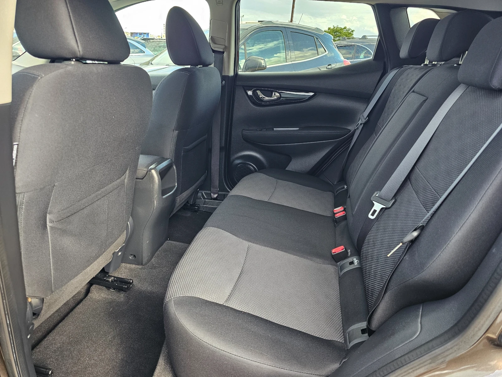Nissan Qashqai 1.5dCi, 110к.с., Tekna, снимка 10 - Автомобили и джипове - 56203063