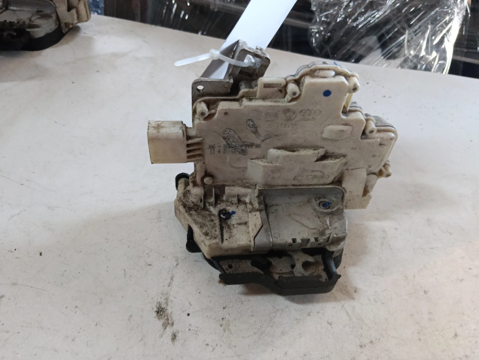 брава (задна лява) 8E0839015AA Audi A4