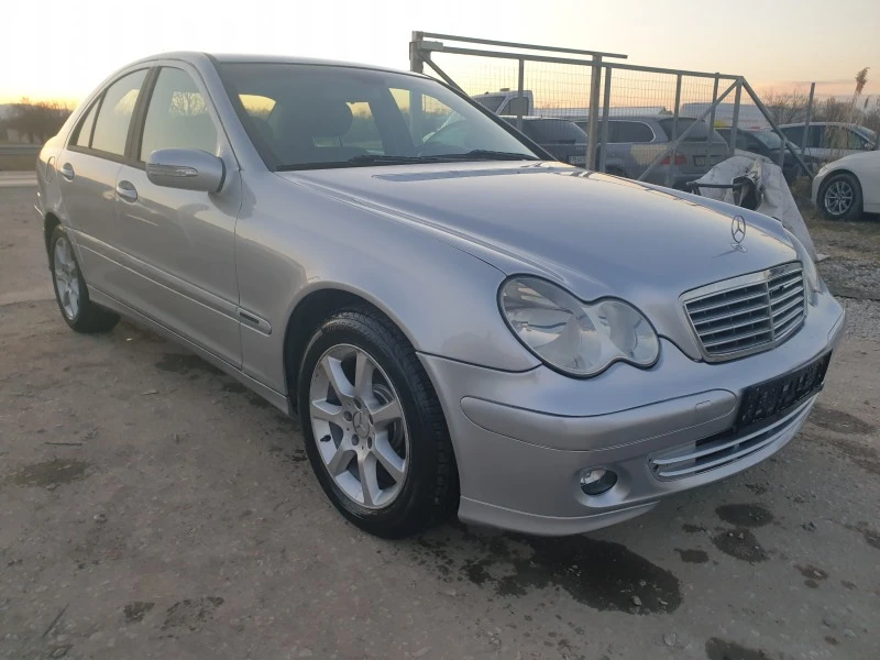 Mercedes-Benz C 220, снимка 3 - Автомобили и джипове - 44199647