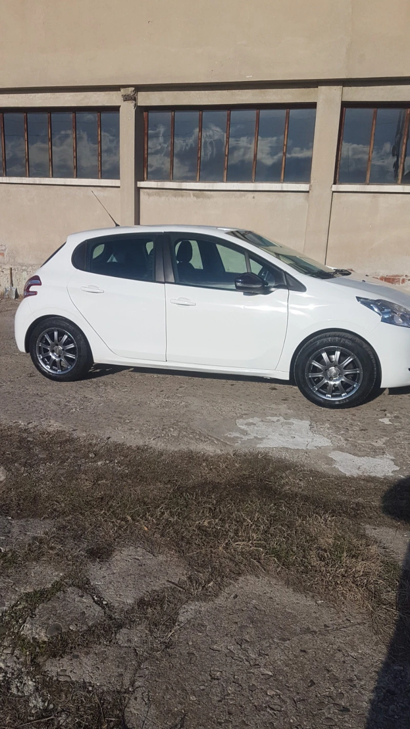 Peugeot 208 1.0, снимка 5 - Автомобили и джипове - 46516228