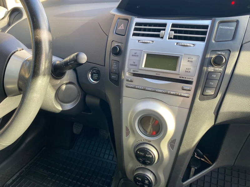 Toyota Yaris 1.3, снимка 10 - Автомобили и джипове - 47469127