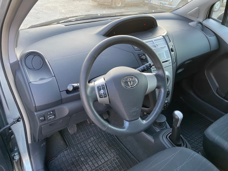 Toyota Yaris 1.3, снимка 8 - Автомобили и джипове - 47469127