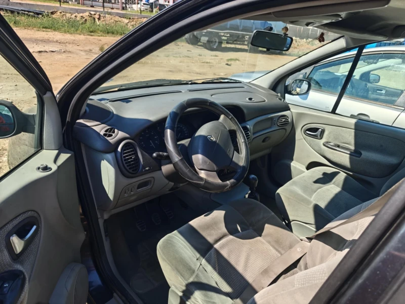 Renault Scenic 1.9 dCi, снимка 6 - Автомобили и джипове - 51582152