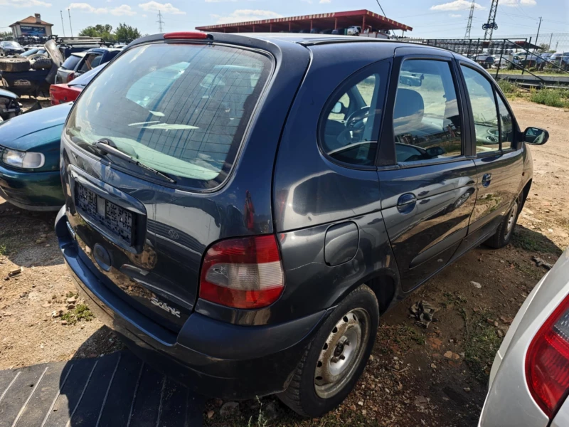Renault Scenic 1.9 dCi, снимка 4 - Автомобили и джипове - 51582152