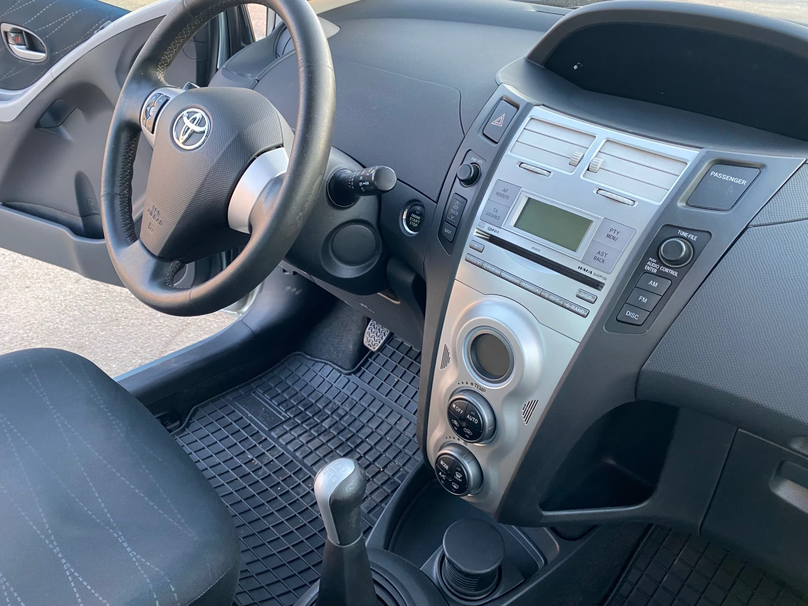 Toyota Yaris 1.3 - изображение 9