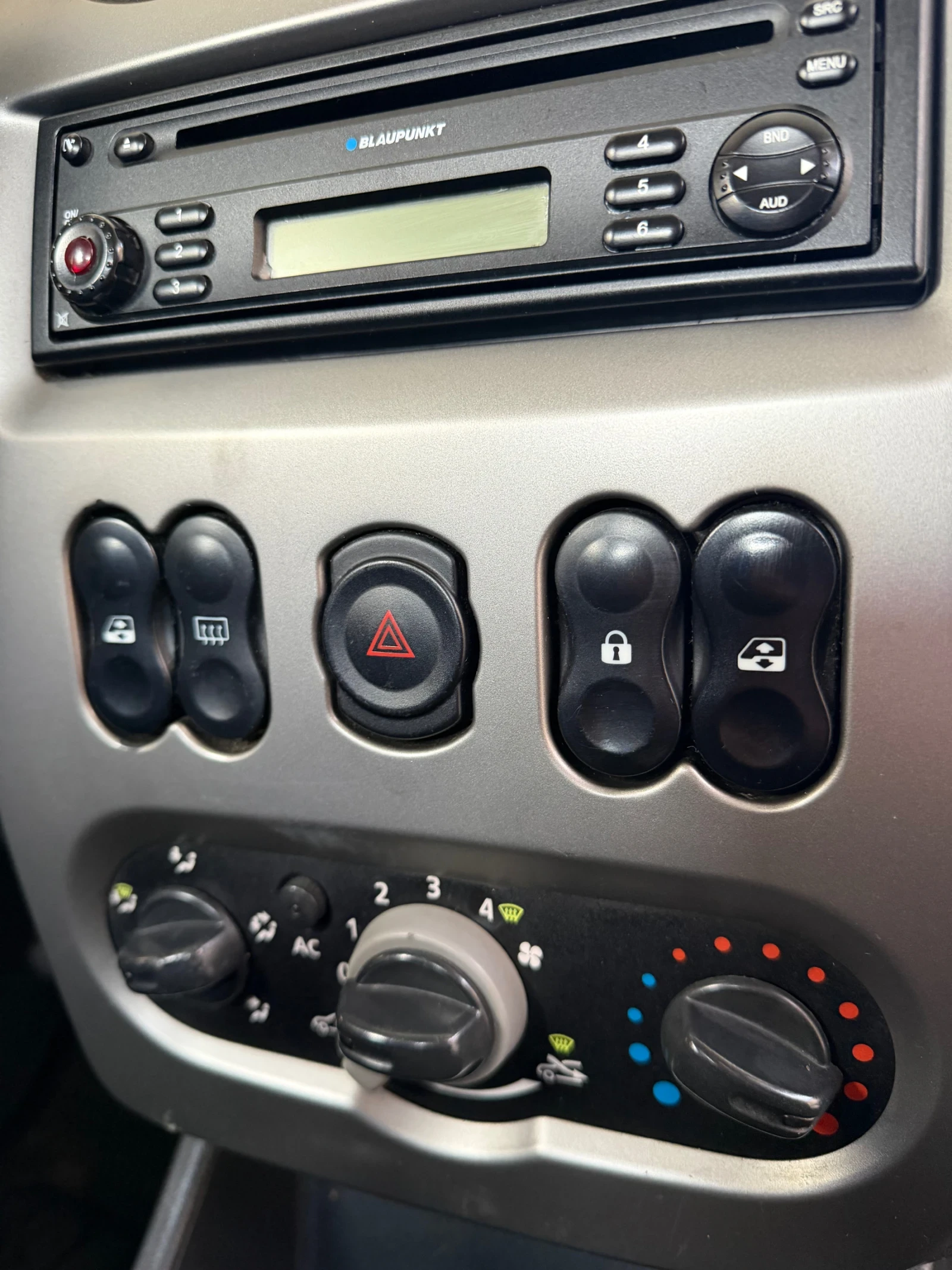 Dacia Sandero 1.2i, снимка 11 - Автомобили и джипове - 54350863