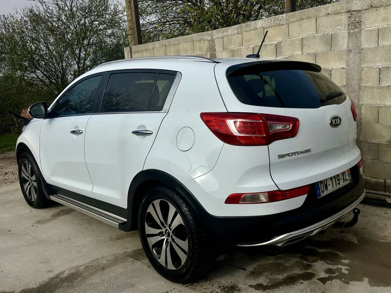 Kia Sportage 1.7 CRDi 115кс, Панорама, Кожа, Подгреви, TV, снимка 3 - Автомобили и джипове - 52465900
