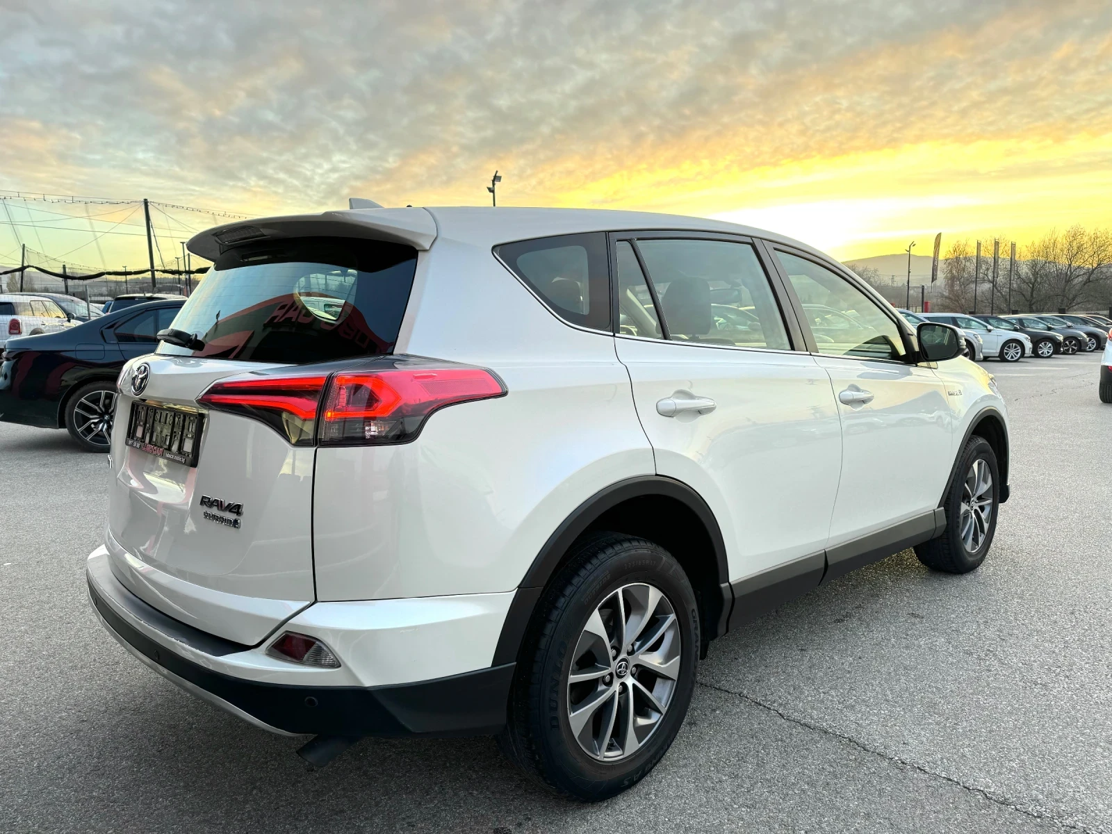 Toyota Rav4 2.5i-HYBRID-LED-NAVI-КАМЕРА - изображение 6