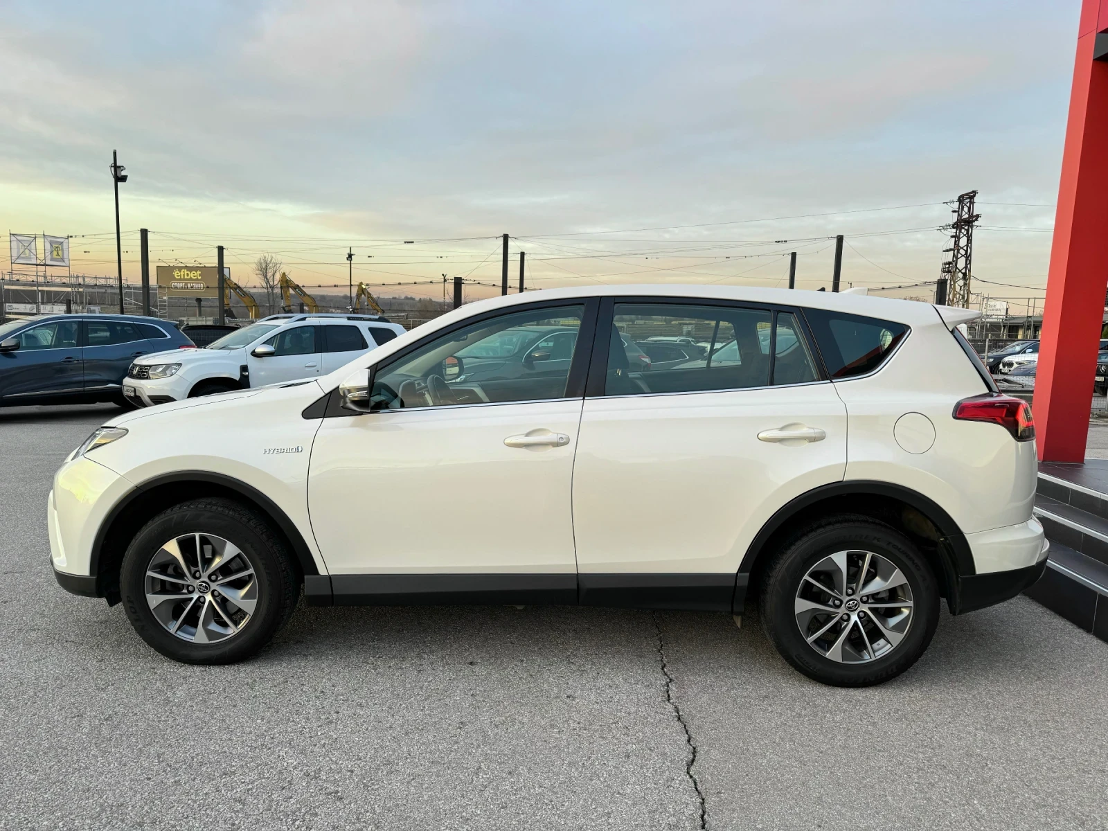 Toyota Rav4 2.5i-HYBRID-LED-NAVI-КАМЕРА - изображение 3