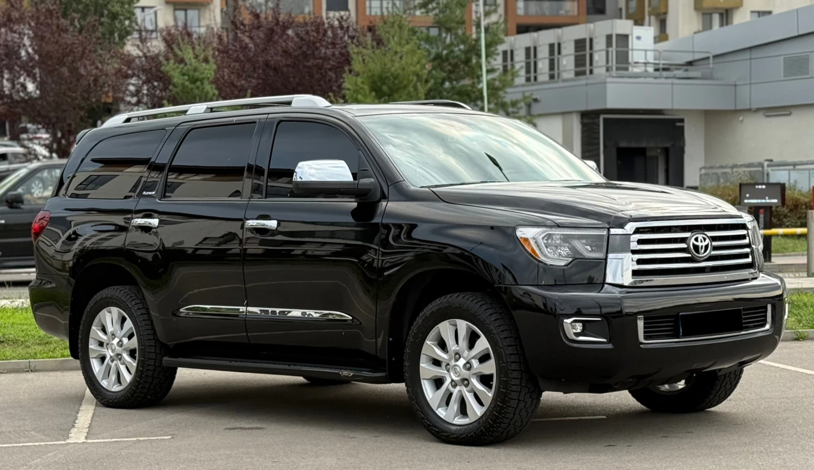 Toyota Sequoia PLATINUM 5.7 V8 - изображение 3