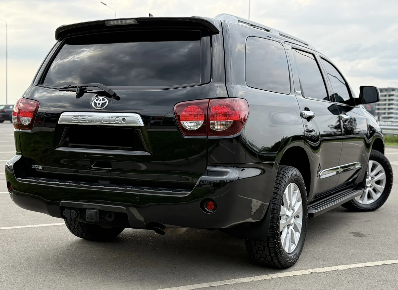 Toyota Sequoia PLATINUM 5.7 V8 - изображение 7