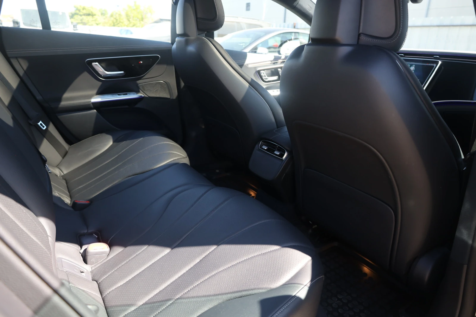 Mercedes-Benz EQE 350+ Pano KeyGO KAM DISTR SzH MY22 #iCarbg - изображение 8