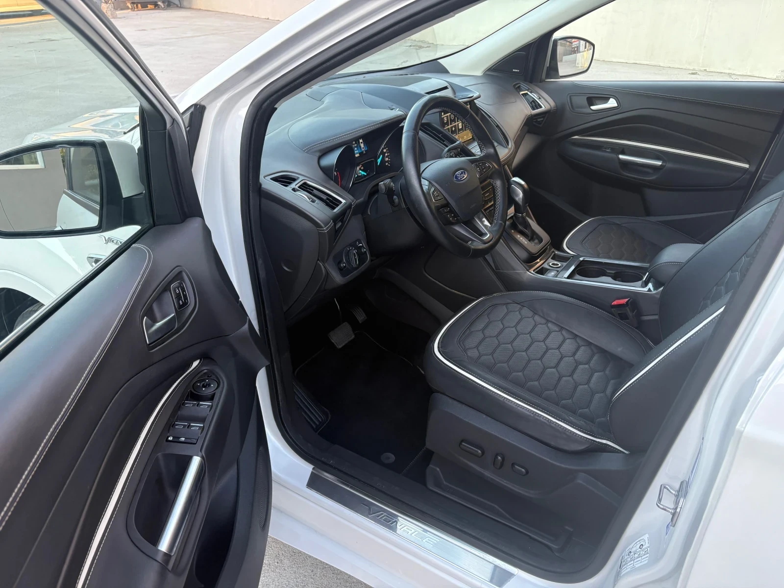 Ford Kuga Vignale AWD 180kc Automatic 148x km!!!, снимка 13 - Автомобили и джипове - 56120245