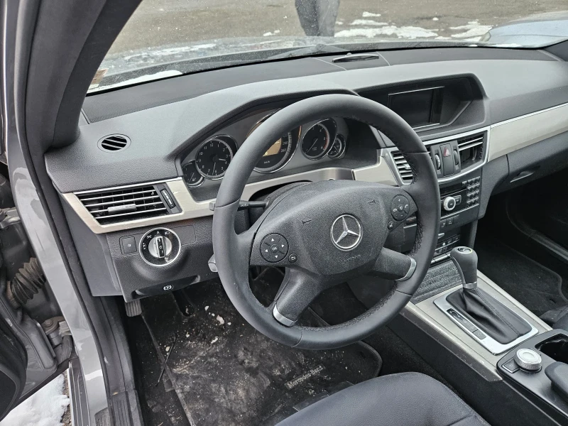 Mercedes-Benz E 220 Avatgarde!Automatic!, снимка 9 - Автомобили и джипове - 48713597