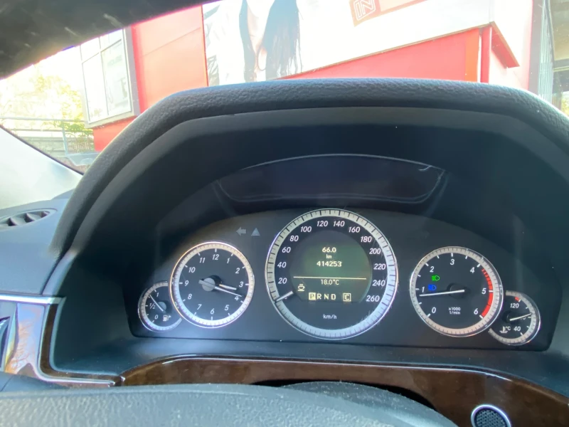 Mercedes-Benz E 200, снимка 10 - Автомобили и джипове - 53218299