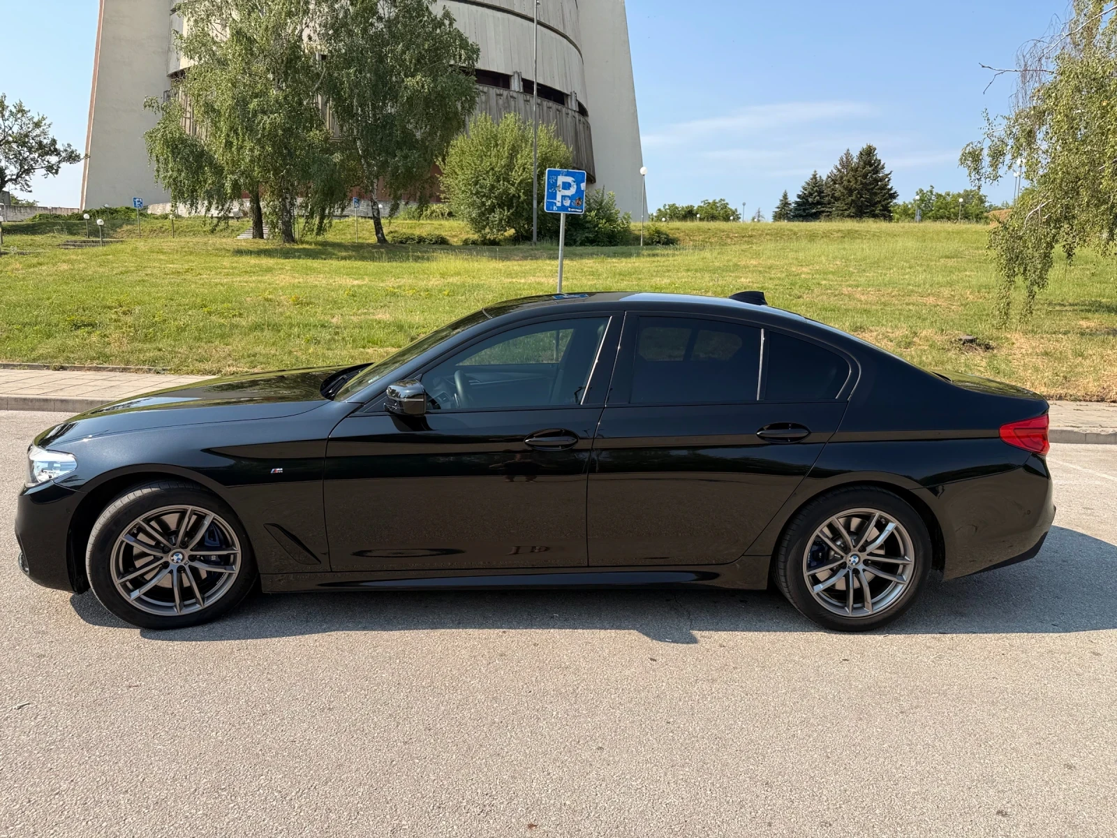 BMW 530 HUD M-PACK X- Drive, снимка 8 - Автомобили и джипове - 55112240