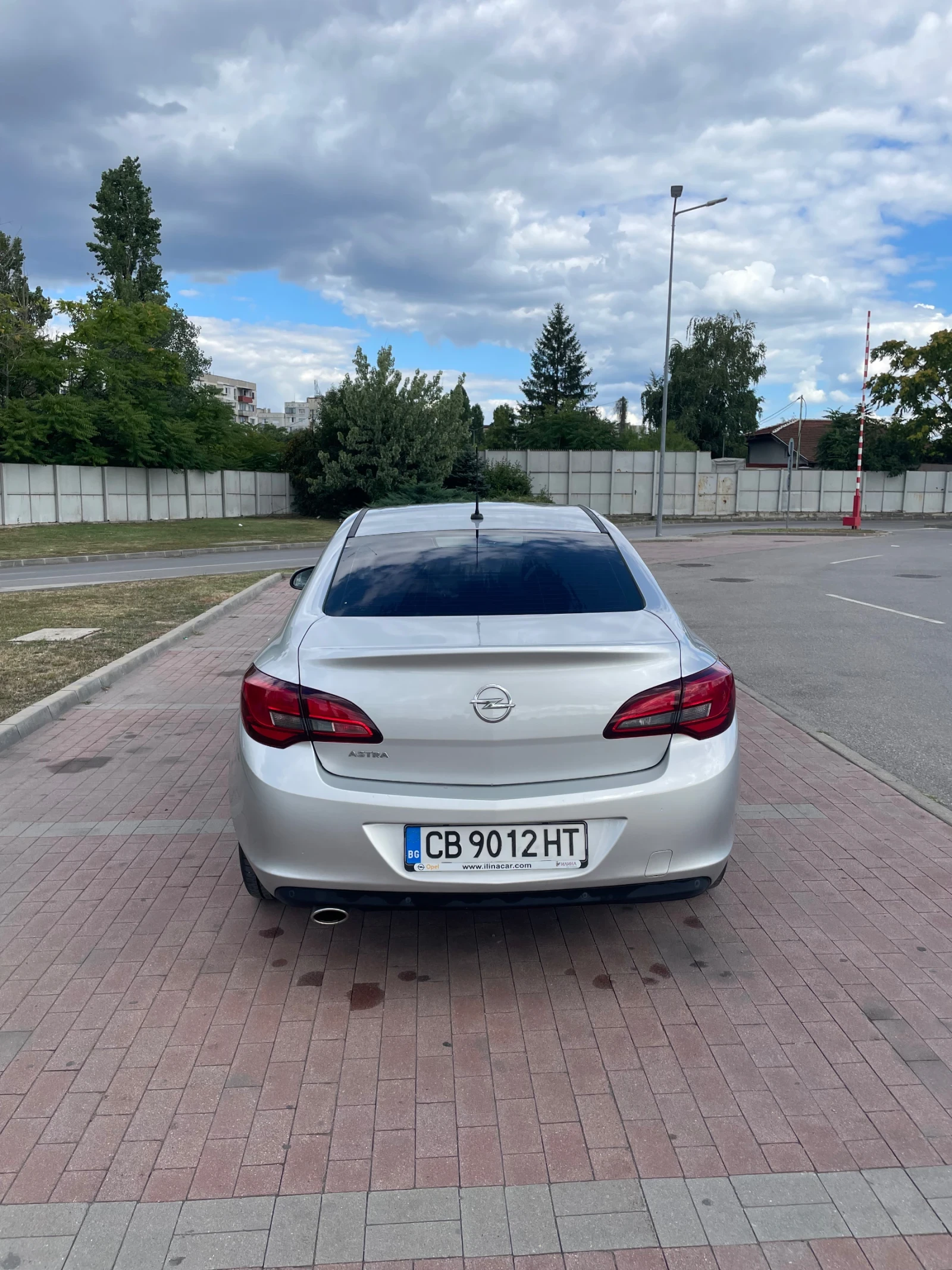 Opel Astra 1.4 Turbo 140hp sedan, снимка 17 - Автомобили и джипове - 55416180