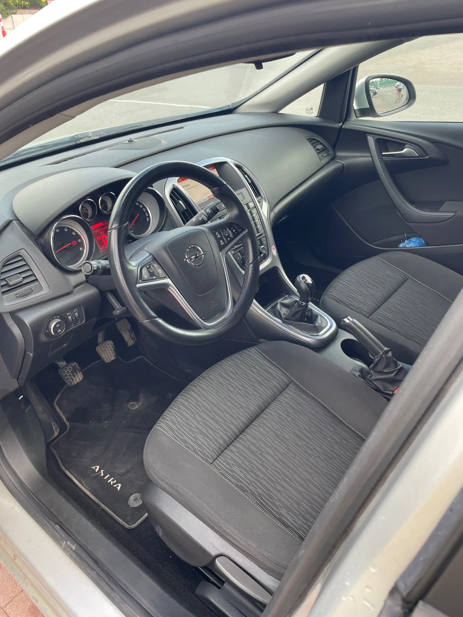 Opel Astra 1.4 Turbo 140hp sedan, снимка 3 - Автомобили и джипове - 55416180