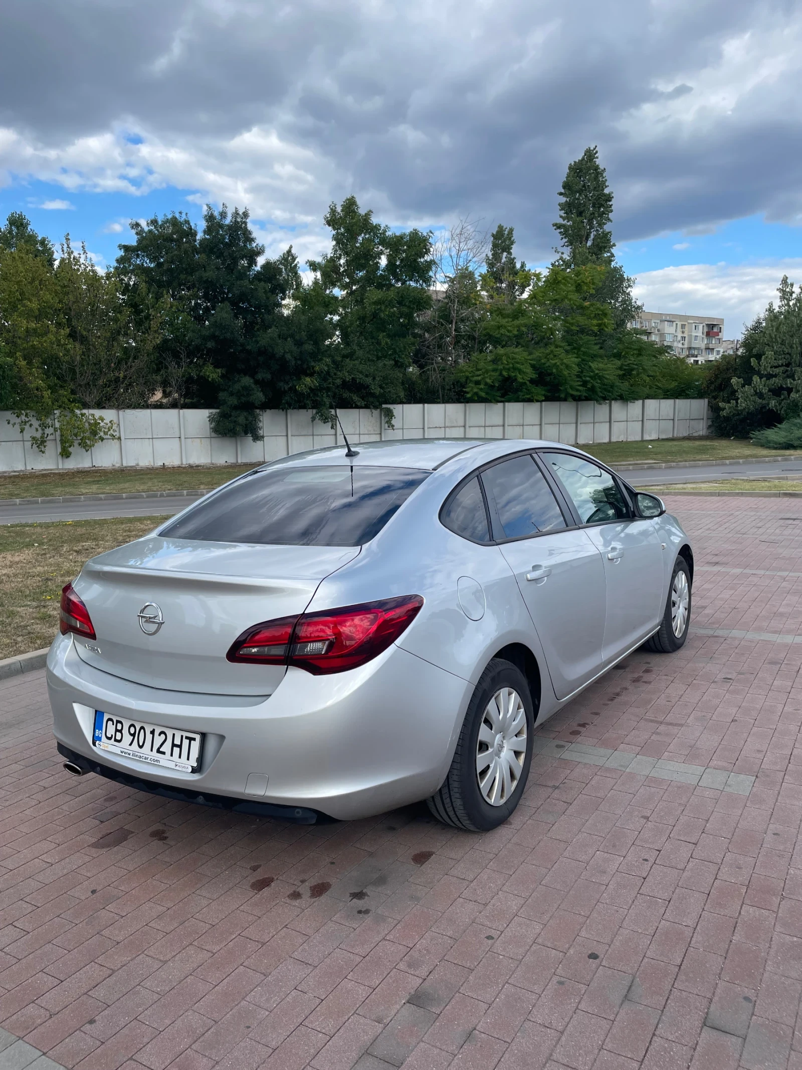 Opel Astra 1.4 Turbo 140hp sedan, снимка 2 - Автомобили и джипове - 55416180