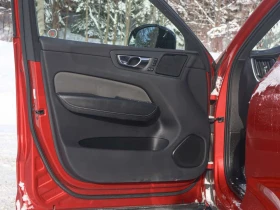 Volvo XC60 * R Design Heated Seats Pano Roof * CARFAX * ЦЕНА , снимка 16